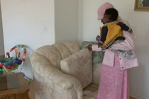 Được tặng ghế sofa, người phụ nữ phát hiện cả bọc tiền bên trong