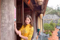 Mê mẩn những lần mặc áo dài duyên dáng của nữ DJ Ukraine nóng bỏng