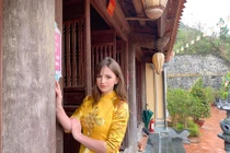 Mê mẩn những lần mặc áo dài duyên dáng của nữ DJ Ukraine nóng bỏng