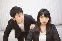 Đi chơi về khuya, tôi giật mình thấy quan tài dựng ngay trước cửa 