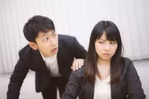 Đi chơi về khuya, tôi giật mình thấy quan tài dựng ngay trước cửa 