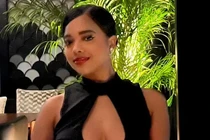 Vỗ vai nhân viên an ninh sân bay Dubai, nữ sinh Mỹ bị bỏ tù