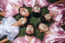 “Cười ngả nghiêng” bộ ảnh cô gái được đồng nghiệp nam làm phù dâu