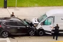 Vừa lái xe vừa “ân ái” với bạn gái, nam tài xế nhận cái kết đắng