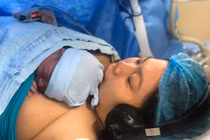 Âm nhạc làm dịu êm tâm lý cho sản phụ khi sinh mổ