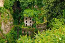 Choáng ngợp trước cảnh ma mị của nhà máy bỏ hoang ở Italy