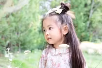 Cô bé tóc xù nổi đình đám MXH 2 năm trước giờ ra sao? 