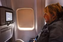 Xem phim kinh dị, thiếu niên bị hành khách đằng sau mắng tơi tả