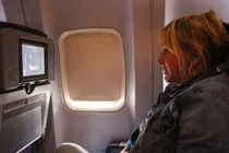 Xem phim kinh dị, thiếu niên bị hành khách đằng sau mắng tơi tả