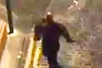 Rùng mình cảnh “yêu râu xanh” thản nhiên bế nạn nhân đi trên phố