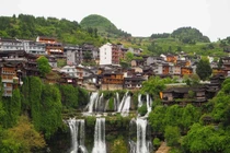 Cận cảnh trấn cổ nghìn năm giữa thác nước