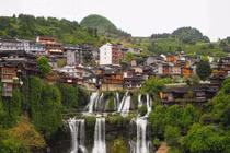 Cận cảnh trấn cổ nghìn năm giữa thác nước