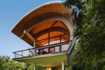 Ngôi nhà lơ lửng giữa rừng cây có view nhìn ra hồ tuyệt đẹp