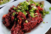 “Rợn người” món thịt bò sống trộn tiết canh của người Thái Lan