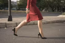 Bí quyết đi giày cao gót du xuân cả ngày mà không bị đau chân