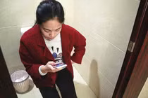 Phụ nữ đi tiểu vào buổi sáng có 3 dấu hiệu này chứng tỏ tử cung khỏe