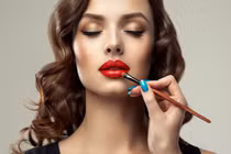 Ngỡ ngàng các bệnh khó tin từ… trang điểm