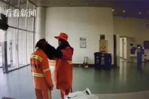 Hai vợ chồng lao công động viên nhau vượt qua dịch bệnh giữa trời đông buốt lạnh 