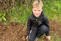 Mẹ “hú vía” vì con trai nhặt được lựu đạn chưa nổ trong vườn