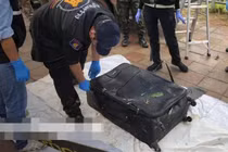 Người dân sốc nặng khi mở chiếc vali trôi nổi trên sông