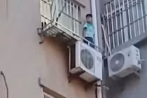 Chạy trốn đòn roi của mẹ, cậu bé 6 tuổi nhảy từ tầng 5