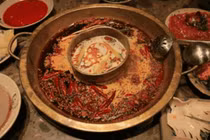 Hoảng hồn thấy chiếc bao cao su trong nồi lẩu đang ăn dở