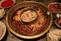 Hoảng hồn thấy chiếc bao cao su trong nồi lẩu đang ăn dở