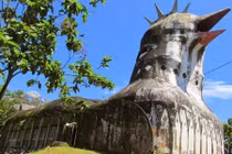 Khám phá bí ẩn bên trong nhà thờ Con Gà bỏ hoang ở Indonesia