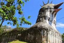 Khám phá bí ẩn bên trong nhà thờ Con Gà bỏ hoang ở Indonesia