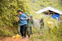 Hoa hậu Lương Thùy Linh vấp ngã khi làm từ thiện ở vùng cao