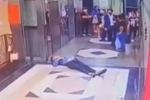 Hăm dọa cụ ông trong thang máy, người đàn ông bị đánh bất tỉnh