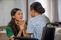 Một đêm ngủ cùng mẹ chồng tôi khiếp vía phát hiện bí mật