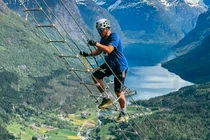 Rùng mình hành trình leo thang dây lên núi Na Uy ngắm cảnh 