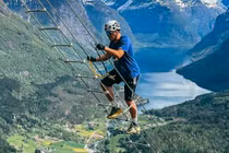 Rùng mình hành trình leo thang dây lên núi Na Uy ngắm cảnh 