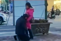 Bò dưới chân vợ để níu kéo, người đàn ông nhận kết ê chề