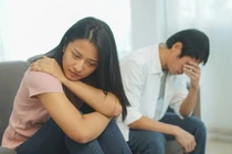 Ngã ngửa khi biết lý do chồng không chịu về thăm bố vợ đang ốm nặng