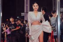 “Nóng mắt” với gu thời trang gợi cảm của “kiều nữ làng hài” Nam Thư