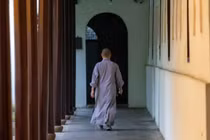 Người phụ nữ xuất gia tu hành chỉ sau 5 ngày kết hôn