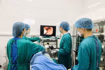 Mỗi ngày uống nửa lít rượu, người đàn ông nôn ra máu tươi nhập viện cấp cứu