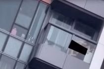 “Mây mưa” trên ban công chung cư, người phụ nữ bị bắt giam