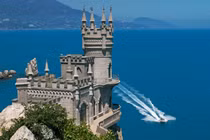 Choáng ngợp vẻ đẹp lâu đài Tổ Yến chênh vênh trên vách đá