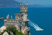 Choáng ngợp vẻ đẹp lâu đài Tổ Yến chênh vênh trên vách đá