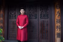 Tình trẻ Lệ Quyên và các sao nam diện áo dài đón Tết cực nam tính