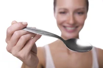 Ngậm 1 chiếc thìa theo cách này, biết ngay nội tạng ra sao?