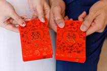 Cô gái hứng chỉ trích vì đòi đồng nghiệp cũ trả tiền mừng cưới