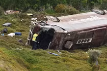 Australia: Xe buýt chở 27 nữ sinh lật nhào sau khi đâm xe tải