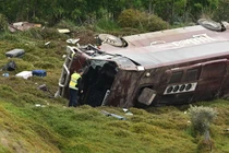 Australia: Xe buýt chở 27 nữ sinh lật nhào sau khi đâm xe tải