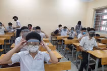Học sinh đeo kính chống giọt bắn đến lớp: Không cần thiết, còn hại mắt