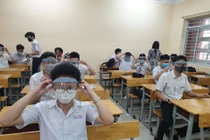 Học sinh đeo kính chống giọt bắn đến lớp: Không cần thiết, còn hại mắt