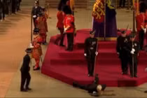 Cận vệ hoàng gia ngất xỉu trước linh cữu Nữ hoàng Anh
